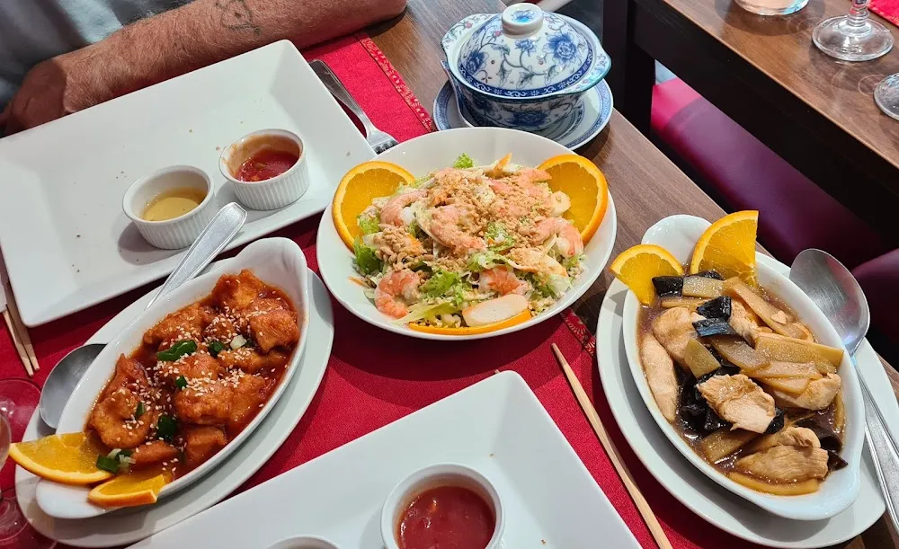 Poulet Général Tho Poulet Au Gingembre Et Champignons Et Salade Vietnamienne Aux Crevettes